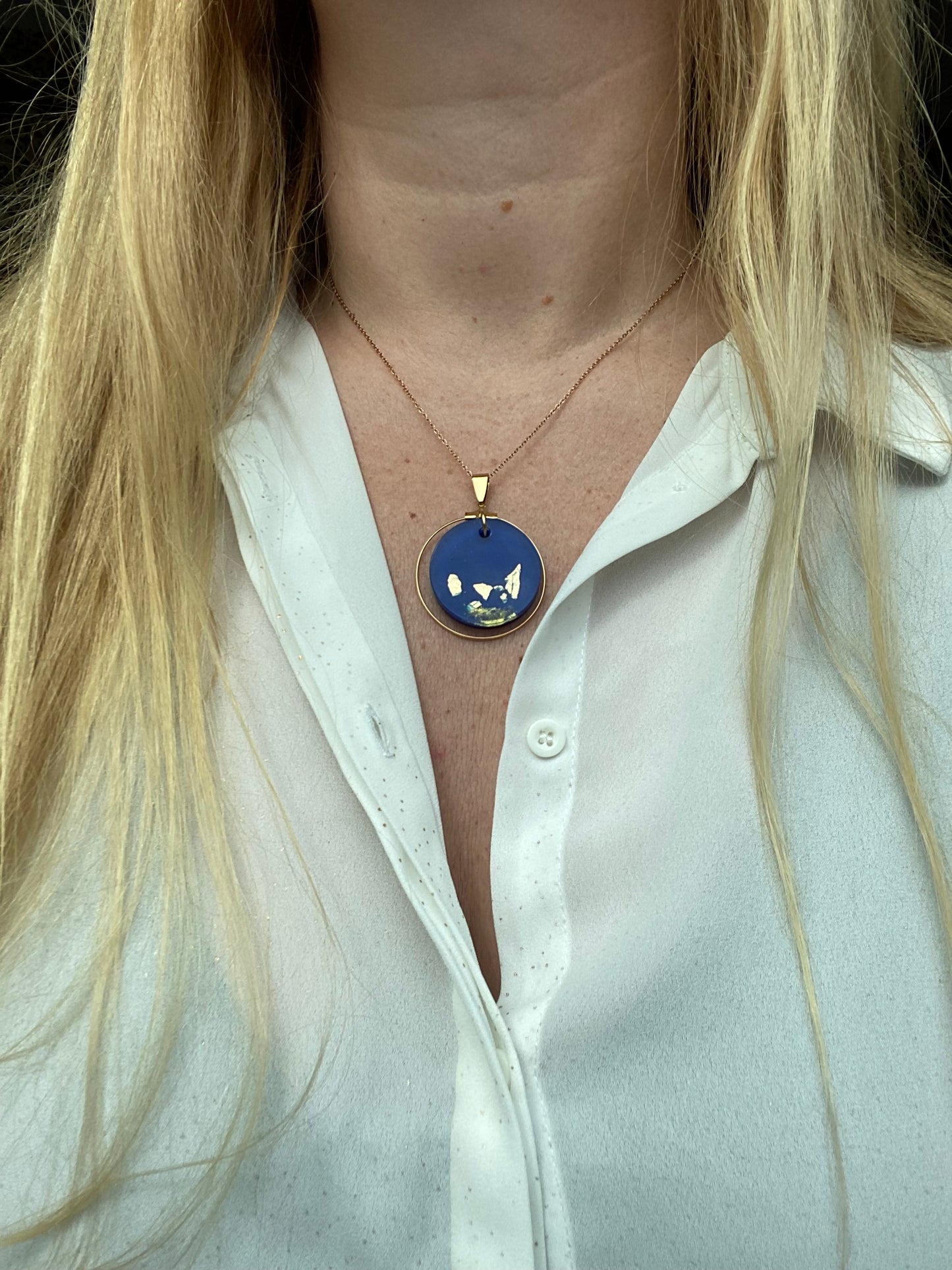 Ronde hanger met gouden rand in edelstaal, resin met 18K goudvlokken, groot