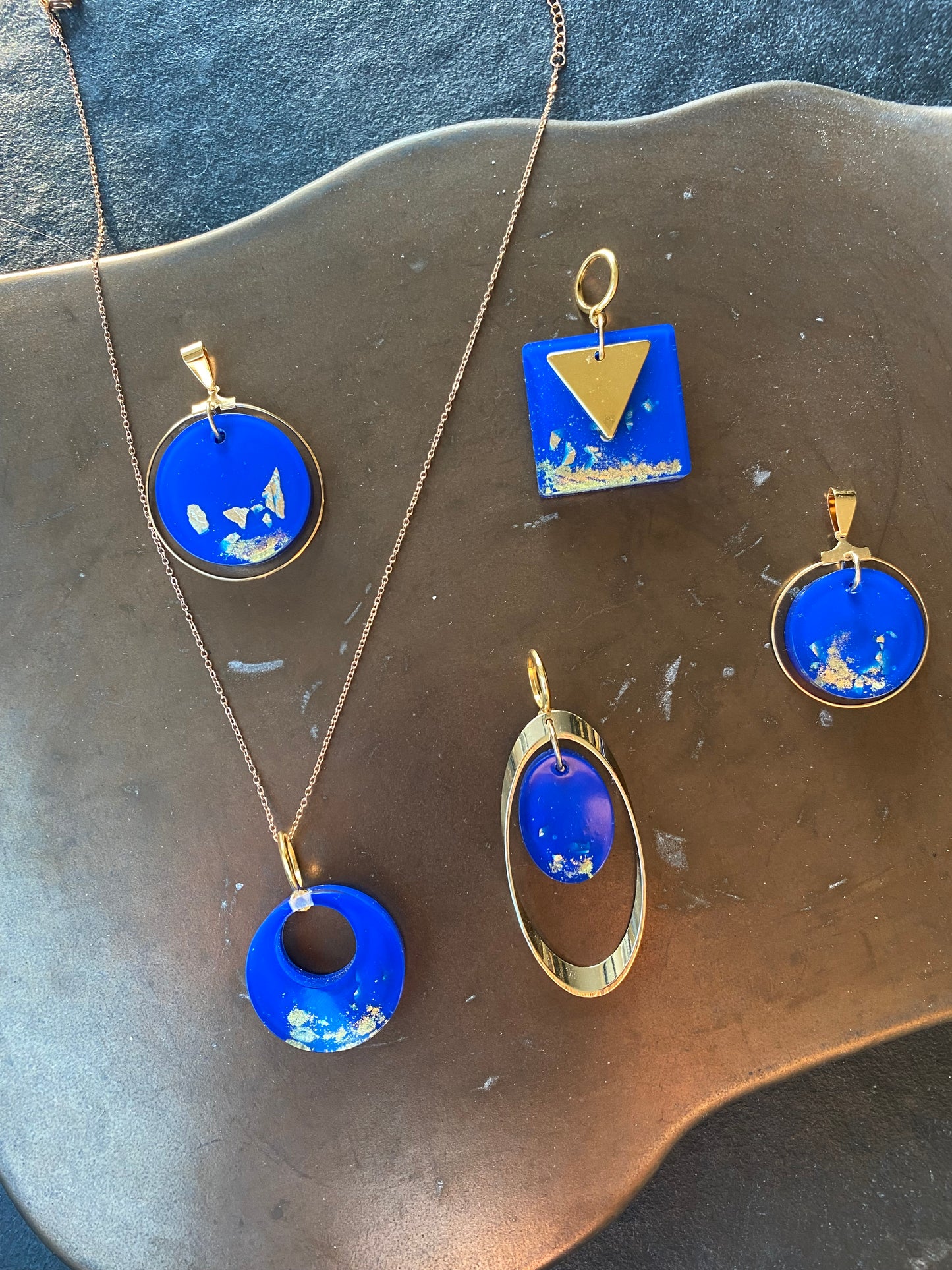 80's geïnspireerde vierkante hanger, blauw resin met 18K goudvlokken