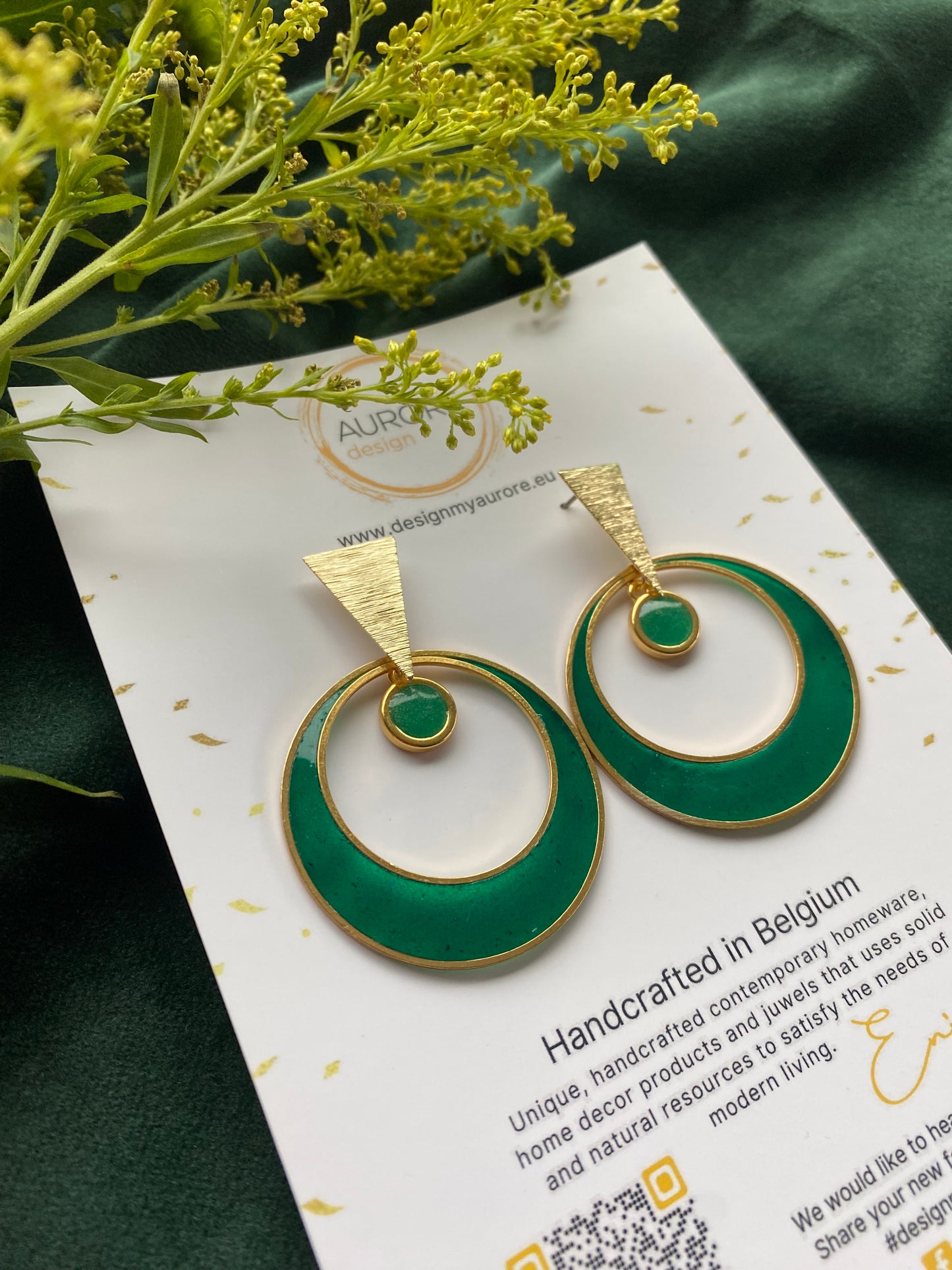 Moderne hoepeloorbellen met een hint Art Deco