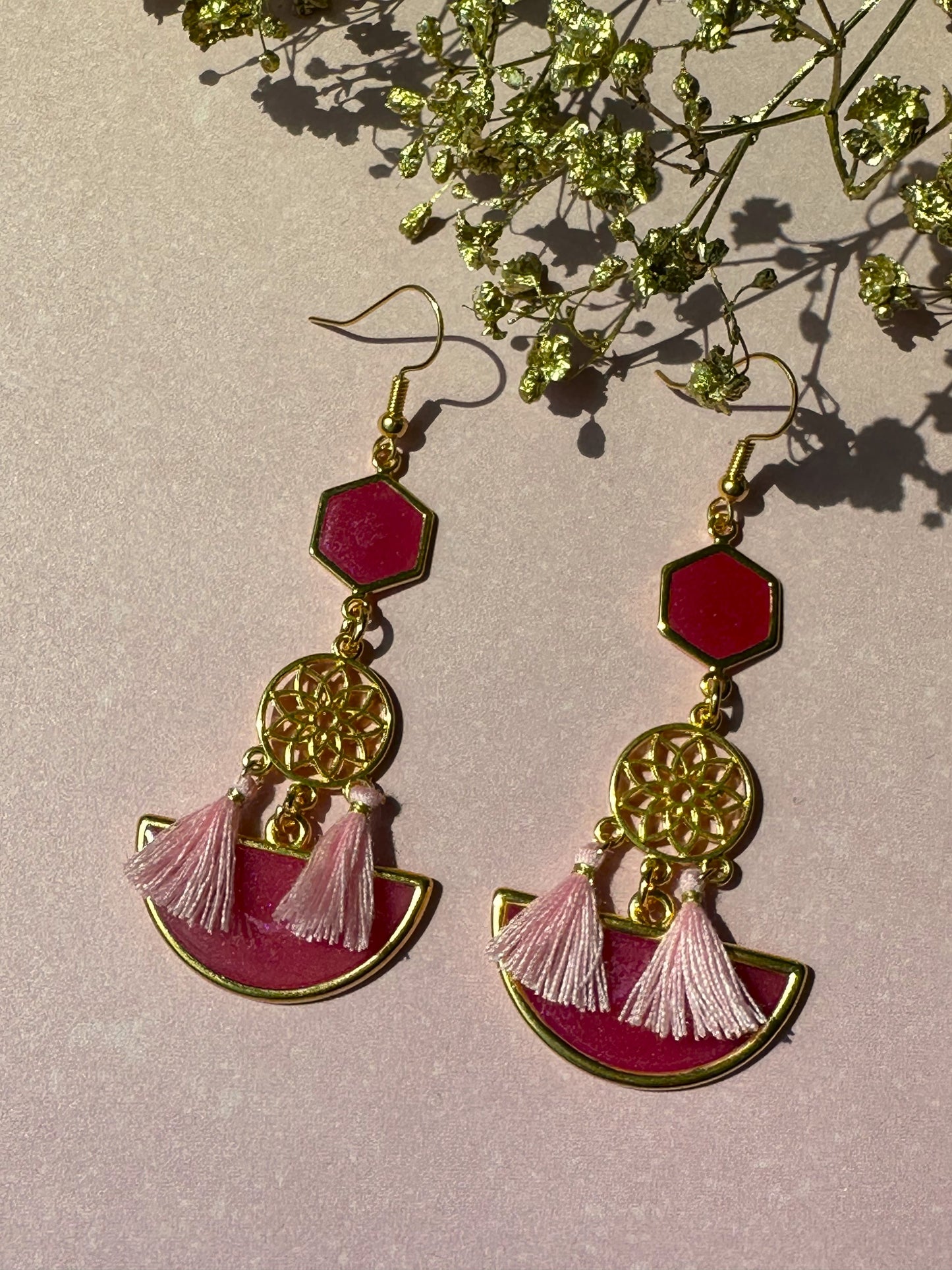 Elegante zomerse oorbellen met roze kwastjes