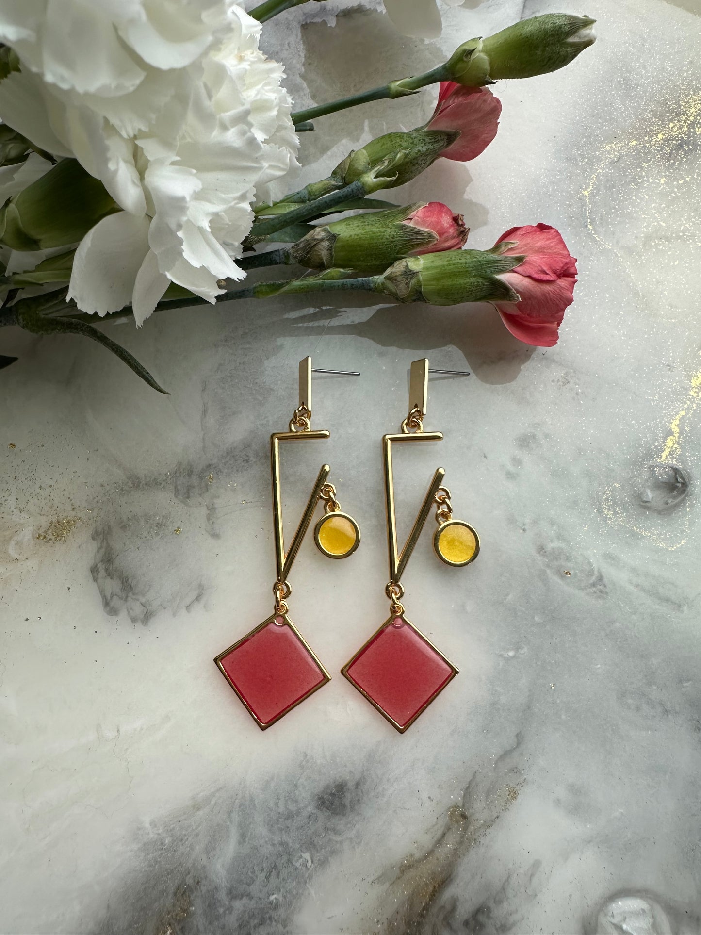 Geometrische oorbellen met meerkleurige stenen - Roze