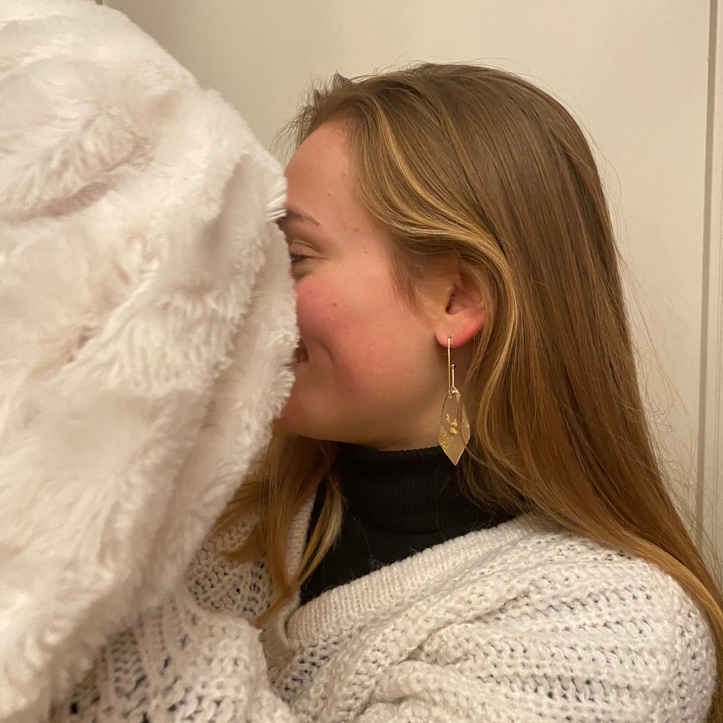 Oorbellen goudkleurige edelstaal met diamantvormige hanger met 18K goudvlokken