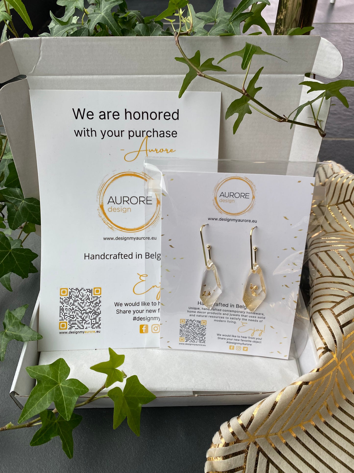 Oorbellen goudkleurige edelstaal met diamantvormige hanger met 18K goudvlokken