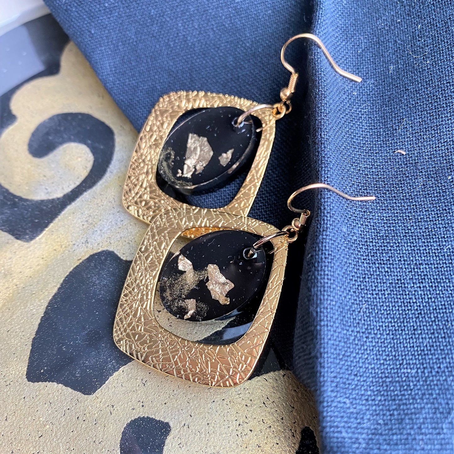 Gouden statement oorbellen met zwarte resin steen, handgemaakt