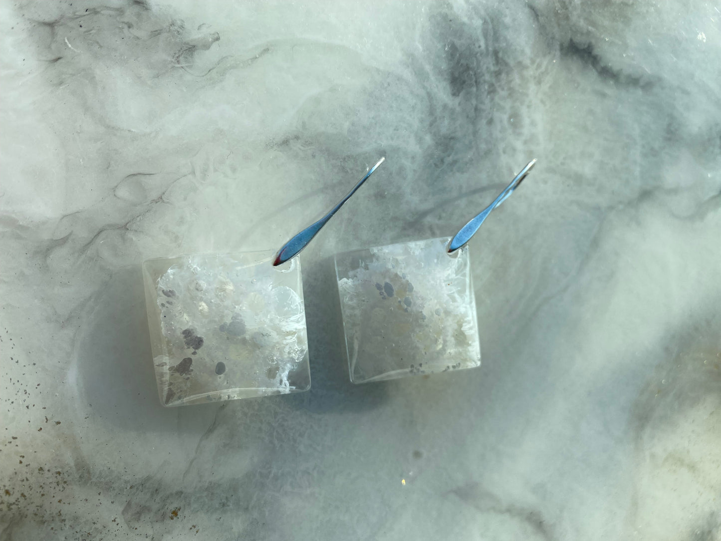 Zilveren oorbellen, vierkante hanger met katoeninleg