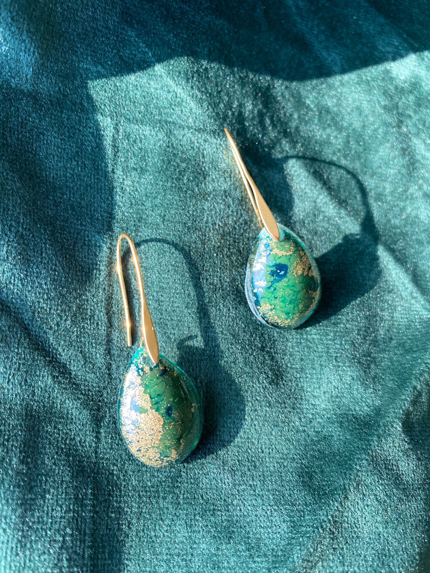 Gouden  oorbel met groene druppel