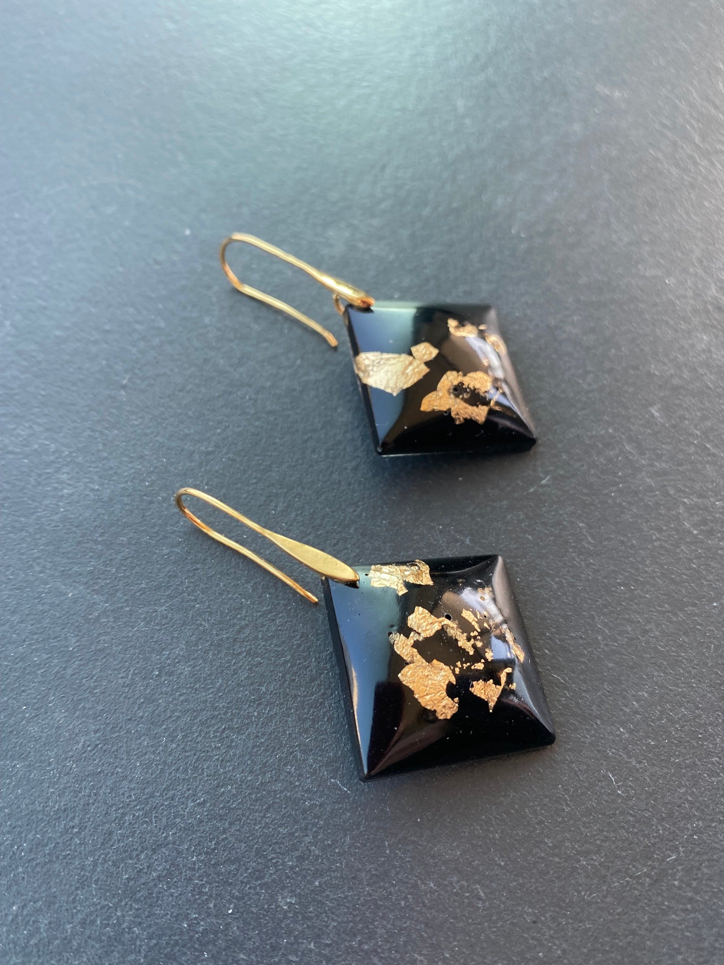 Zwarte oorbellen met 18k goudvlokken, ruit