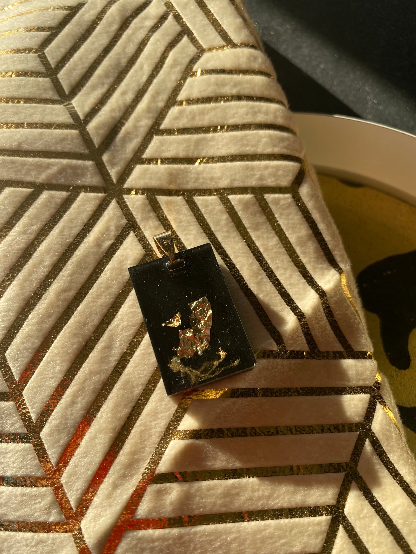 Rechthoekige hanger met 18K bladgoud, zwart