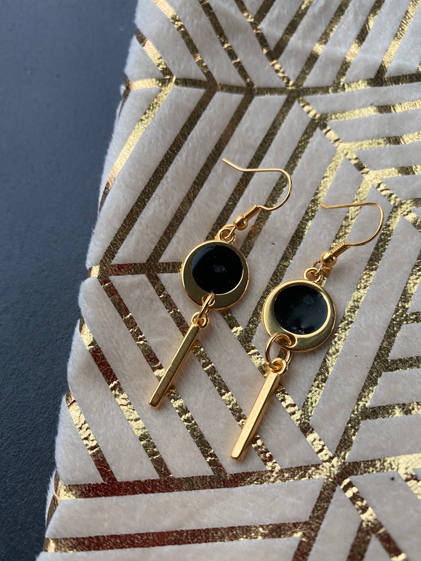 Elegante hangende oorbellen, zwart