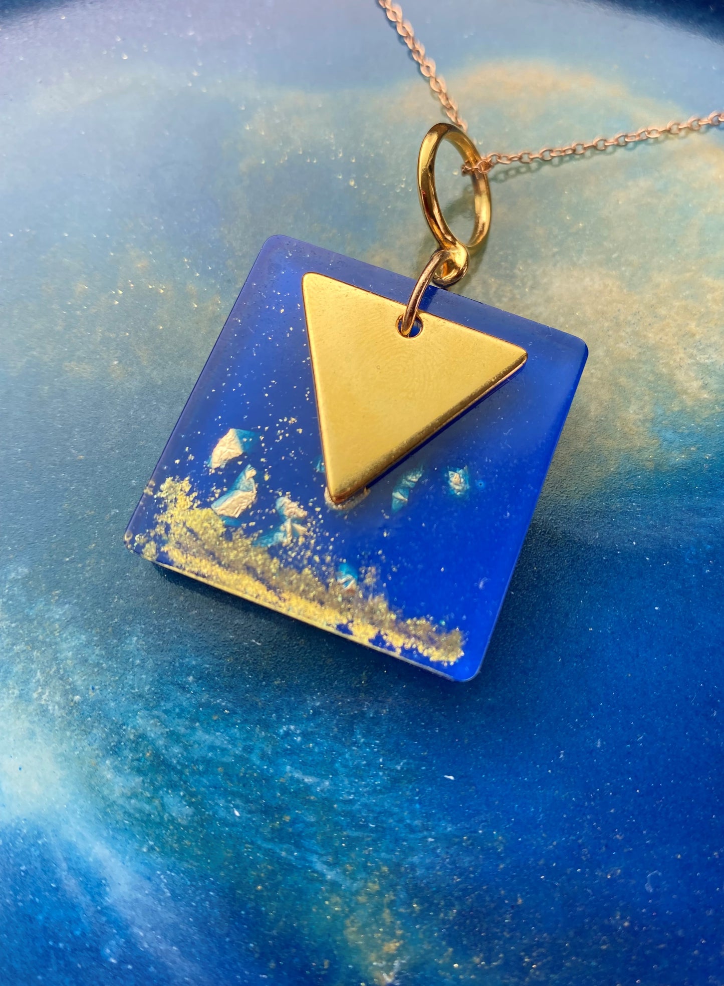 80's geïnspireerde vierkante hanger, blauw resin met 18K goudvlokken