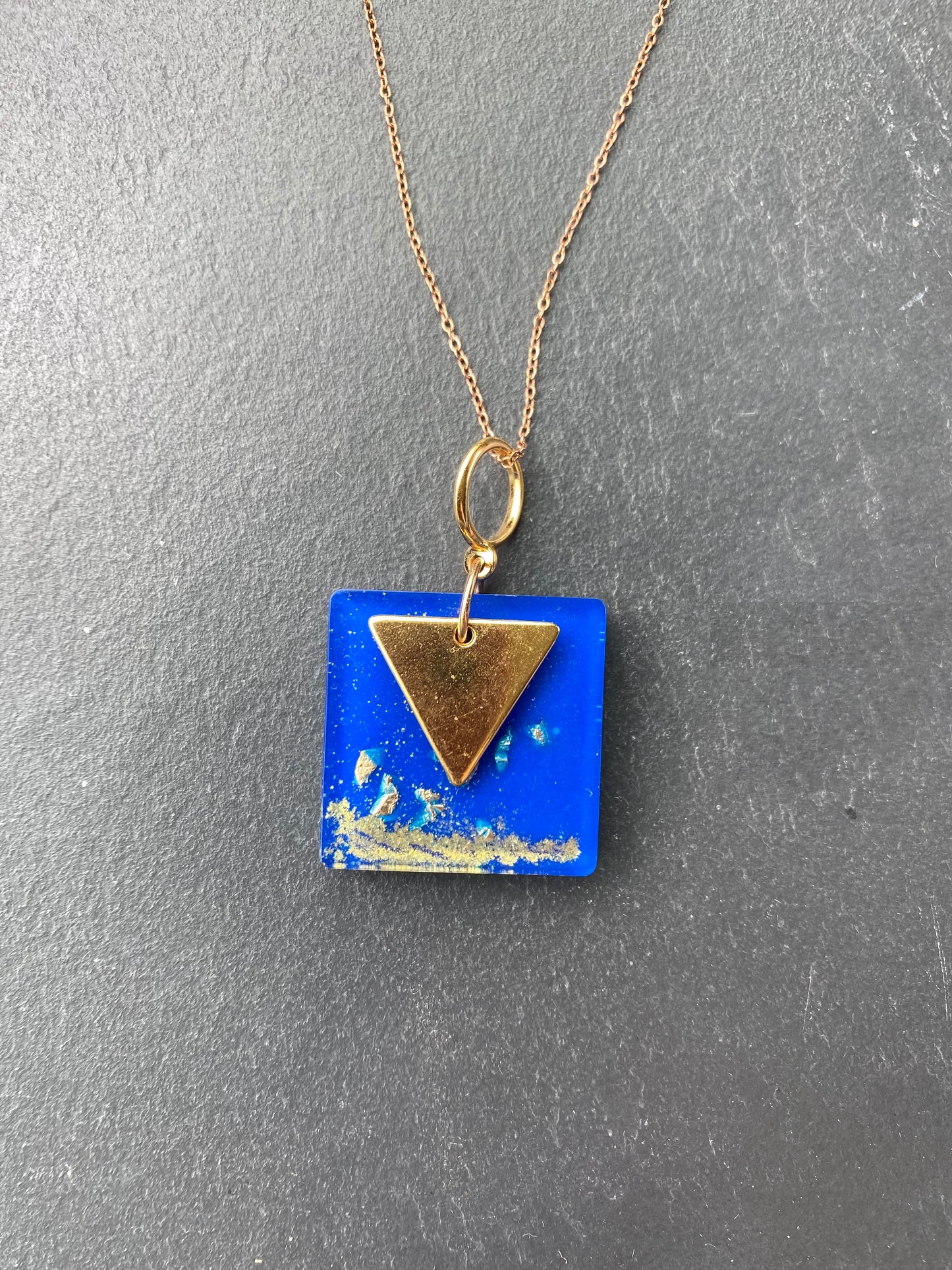 80's geïnspireerde vierkante hanger, blauw resin met 18K goudvlokken
