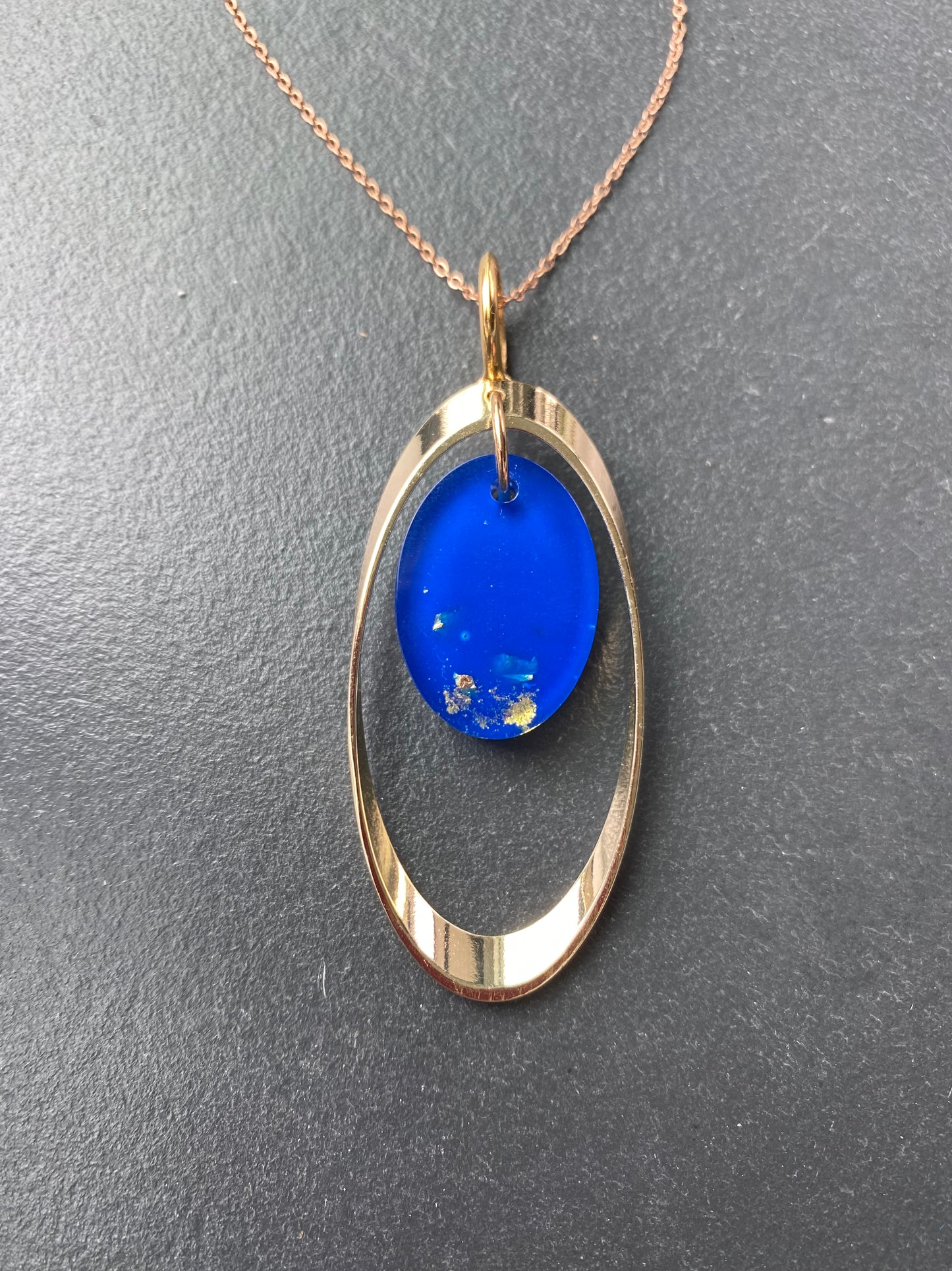 Langwerpige hanger met gouden rand, blauw resin met 18K goudvlokken