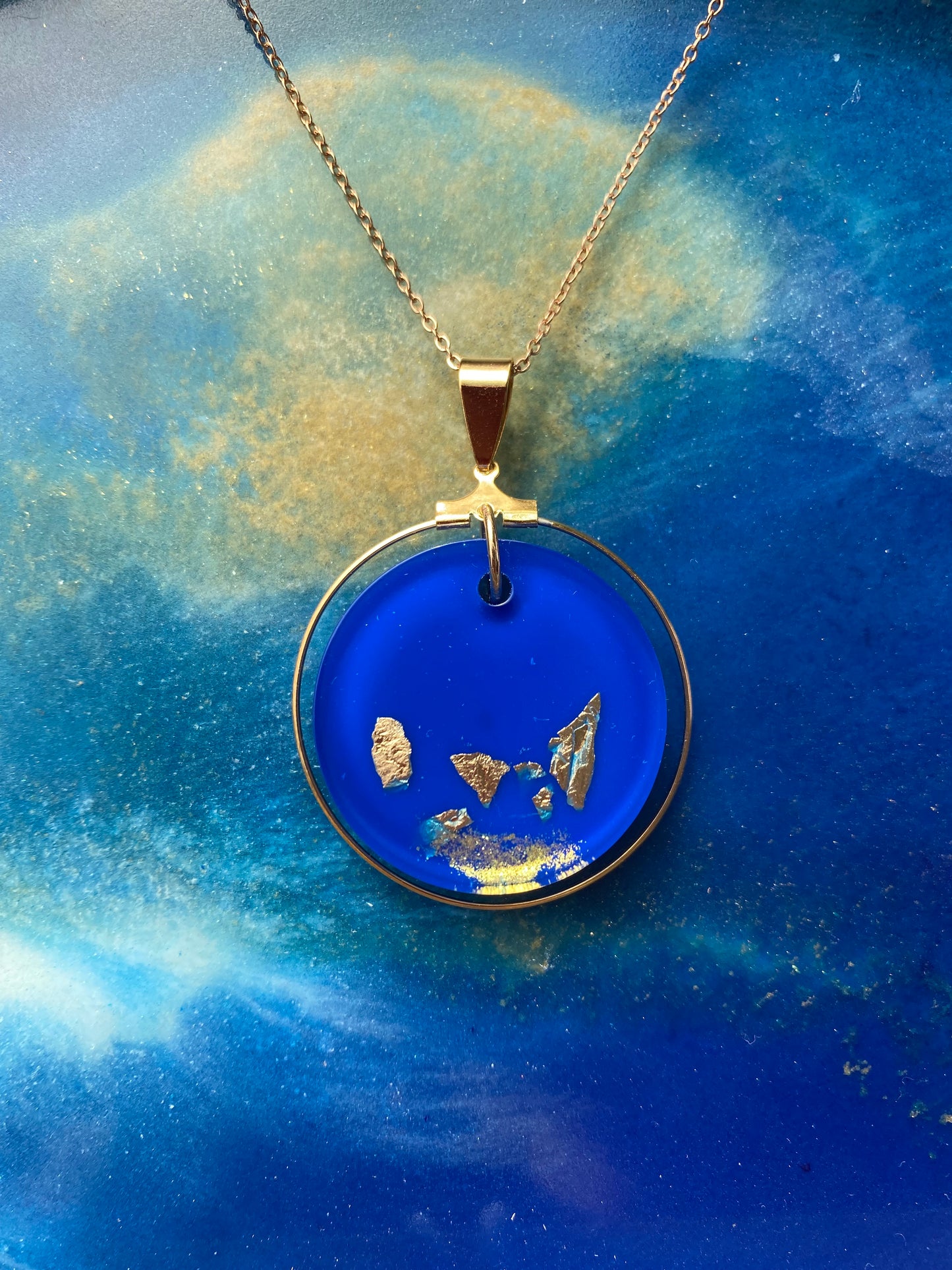 Ronde hanger met gouden rand in edelstaal, resin met 18K goudvlokken, groot