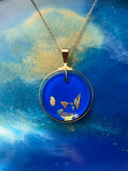 Ronde hanger met gouden rand in edelstaal, resin met 18K goudvlokken, groot