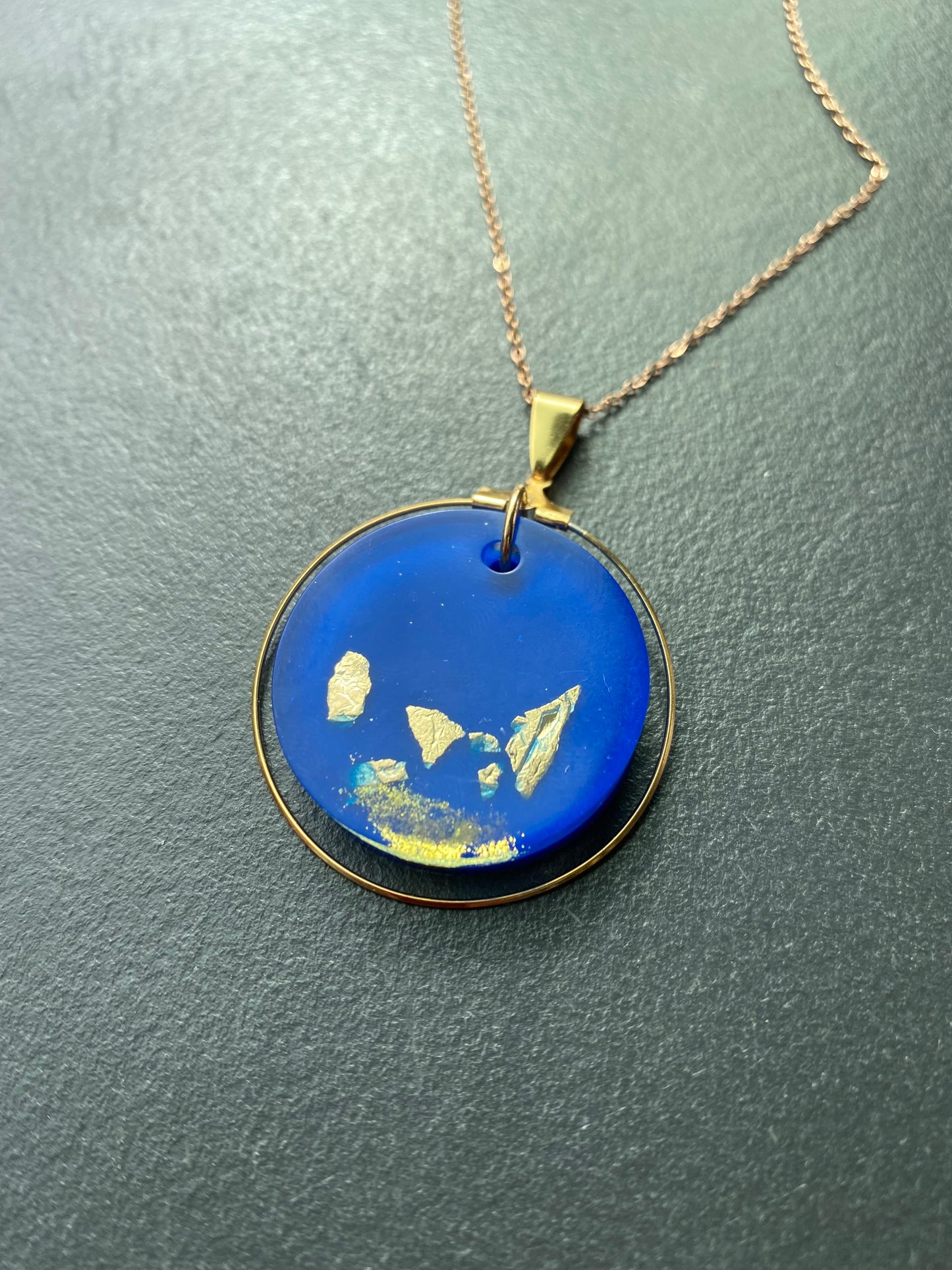 Ronde hanger met gouden rand in edelstaal, resin met 18K goudvlokken, groot