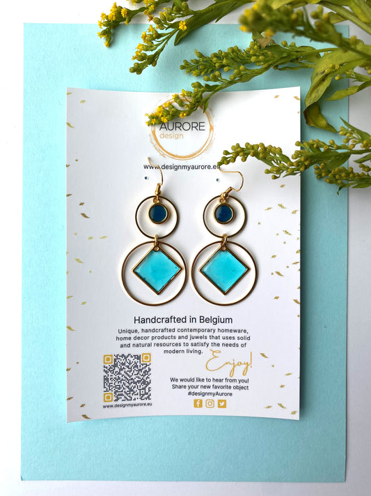 Moderne oorhangers in de vorm van een acht