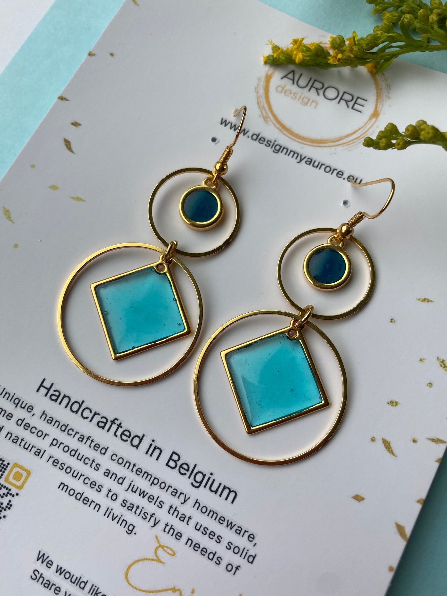 Moderne oorhangers in de vorm van een acht