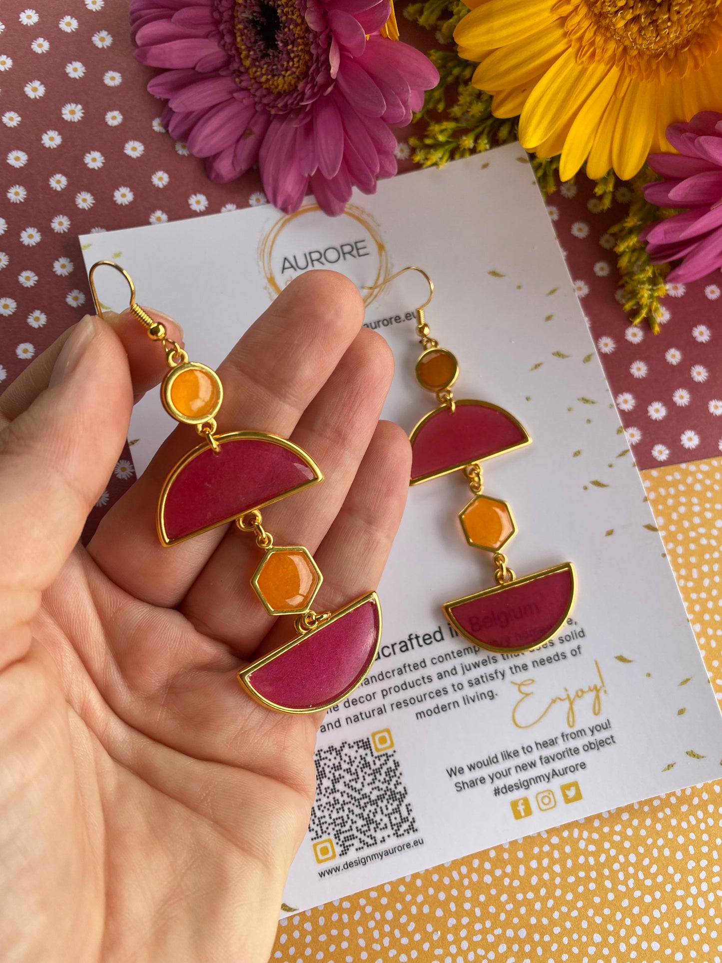 Goudkleurige sunset hangers met roze elementen