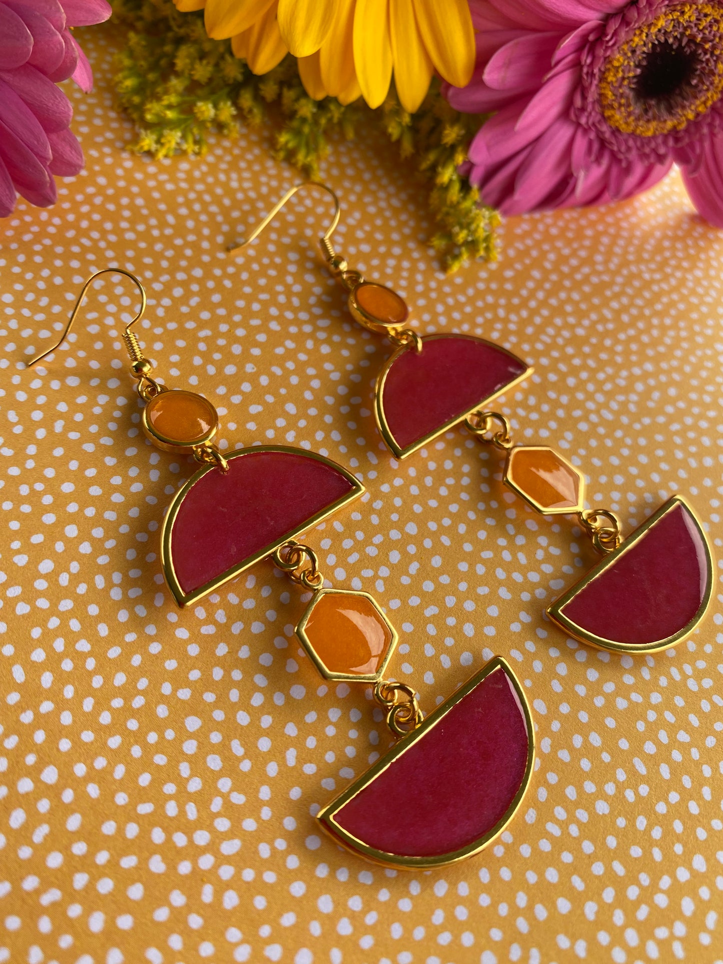 Goudkleurige sunset hangers met roze elementen