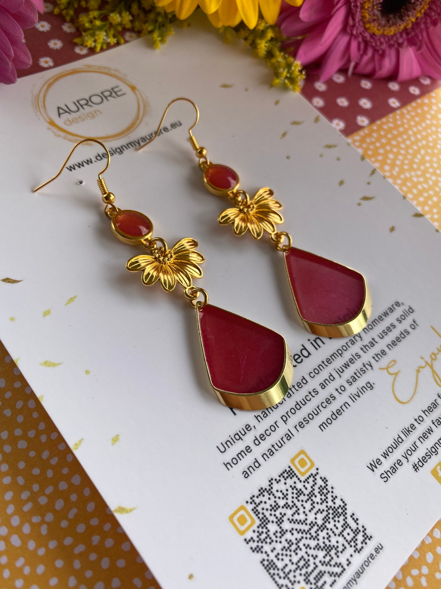 Druppelvormige oorbellen met gouden bloem