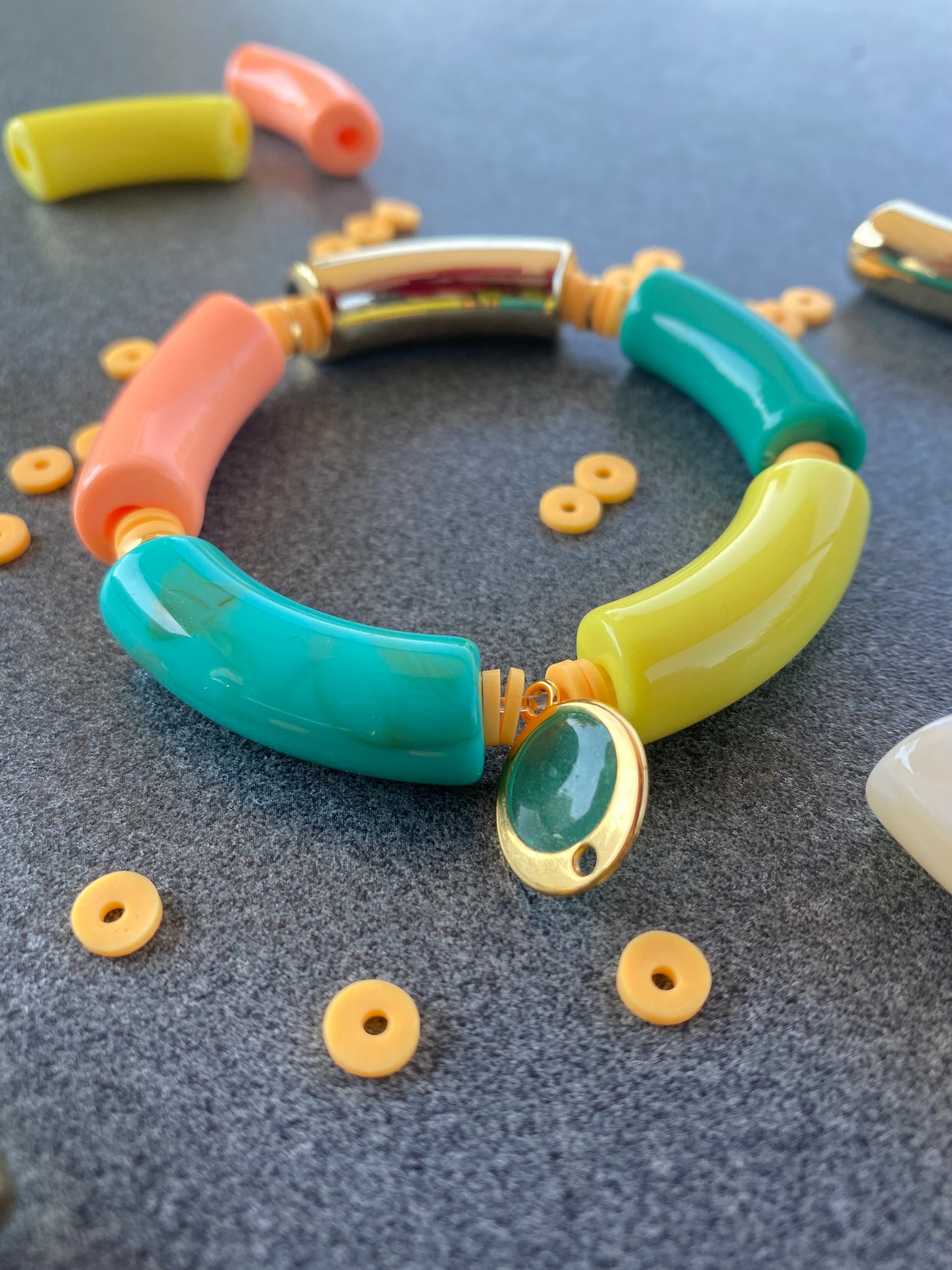 Kleurrijke tube armbanden - Groen mix