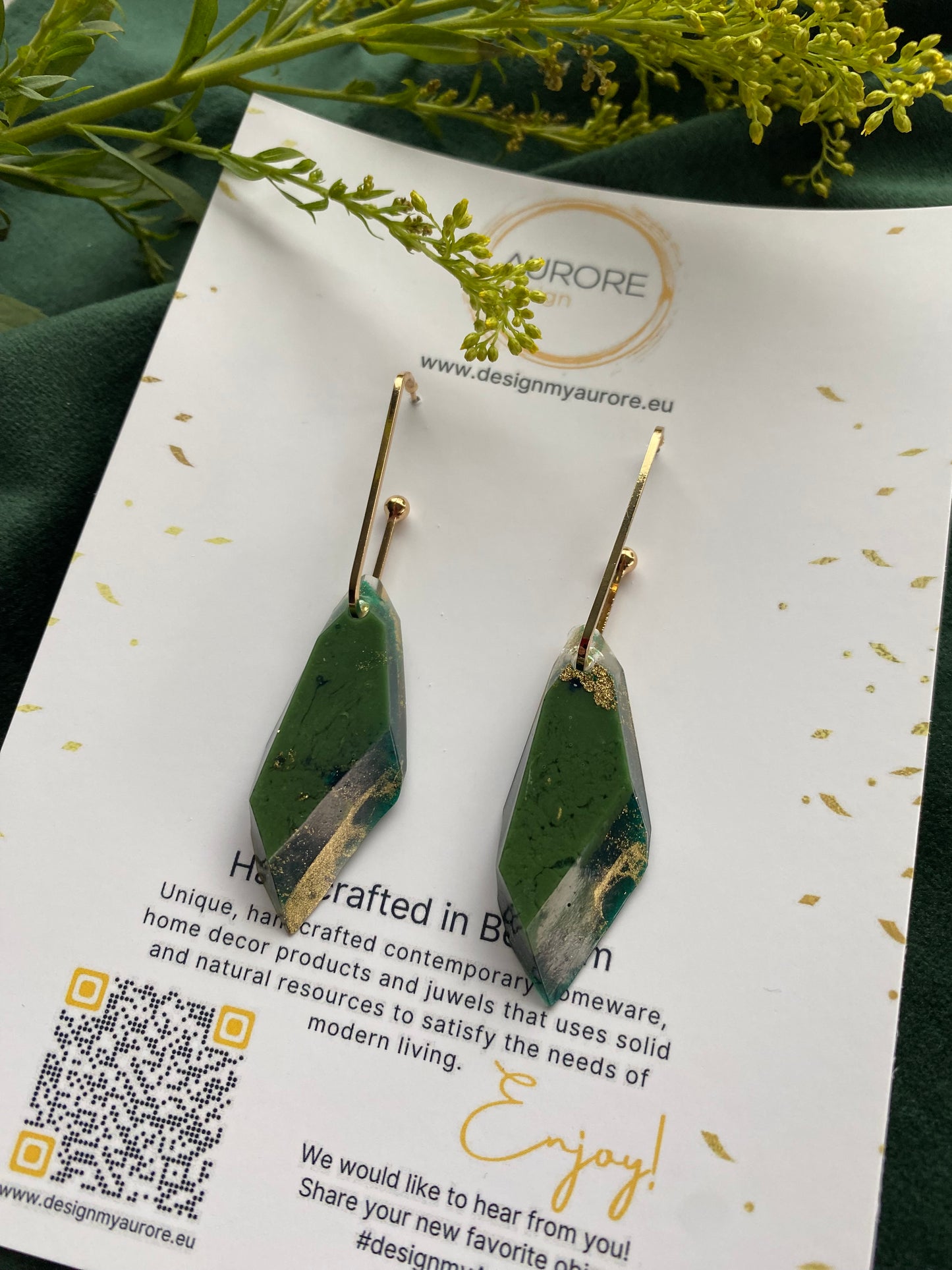 Oorbellen goudkleurige edelstaal met diamantvormige hanger met 18K goudvlokken